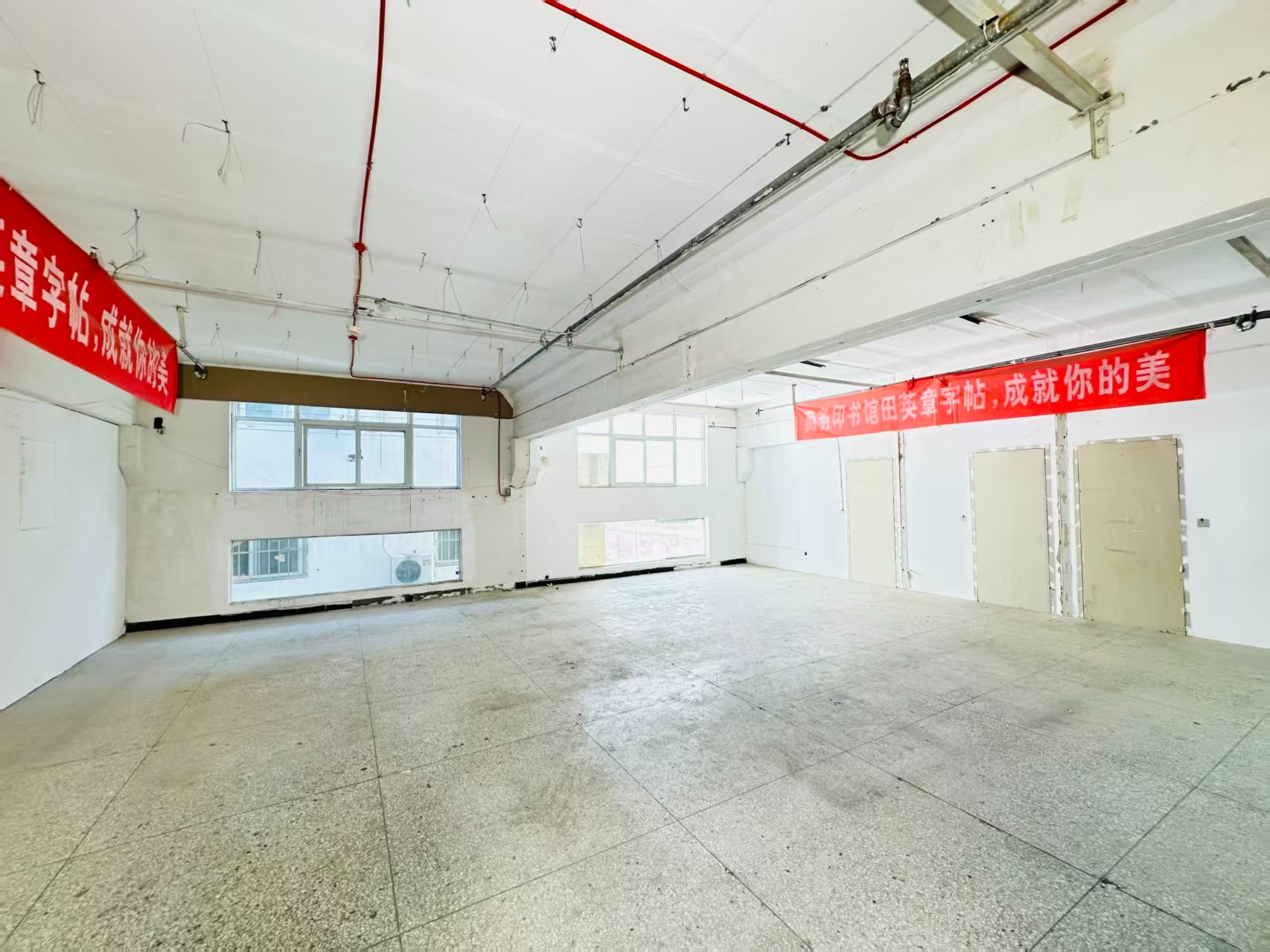 国花路重点吸引人工智能应用、数字经济、电商直播、智能制造服务、软件开发、科技创新企业及创业团队入驻